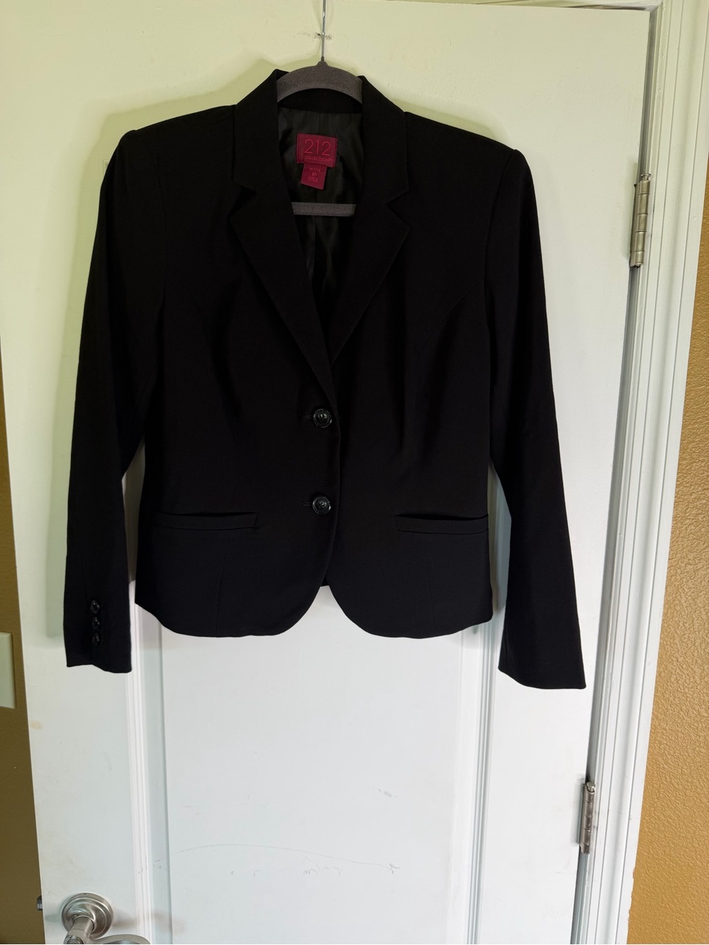 212 Collection Women's Black Tailored Two-Button Blazer. Size 8P